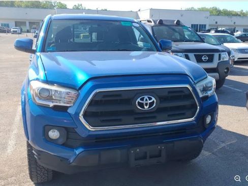 Used 2017 Toyota Tacoma SR5 AWD/4WD image 2