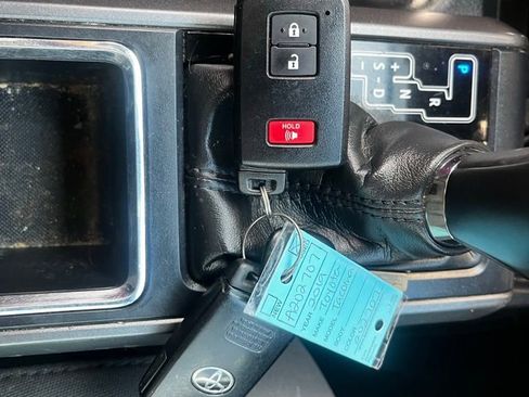 Used 2019 Toyota Tacoma TRD Off-Road image 17