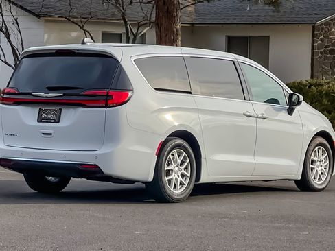 Used 2023 Chrysler Pacifica Touring-L image 4