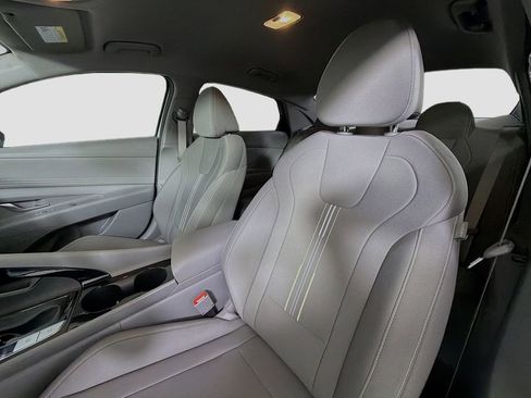 Used 2025 Hyundai Elantra SEL FWD image 13