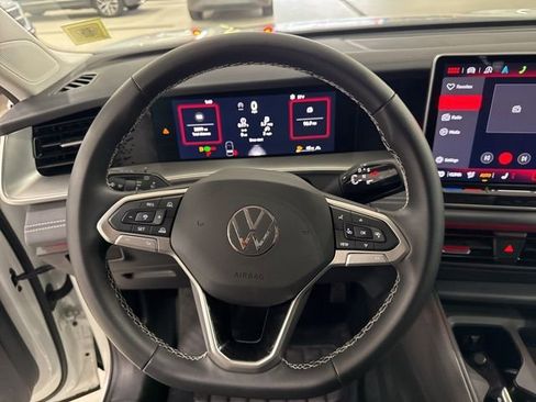 Certified 2025 Volkswagen Tiguan SE image 7