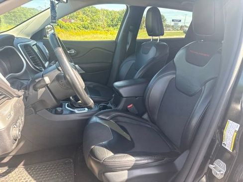 Used 2017 Jeep Cherokee Trailhawk w/ Comfort & Convenience Group AWD/4WD image 5