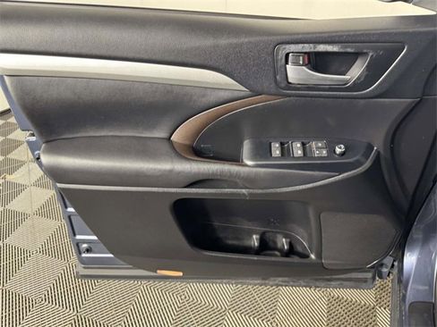 Used 2018 Toyota Highlander XLE image 17