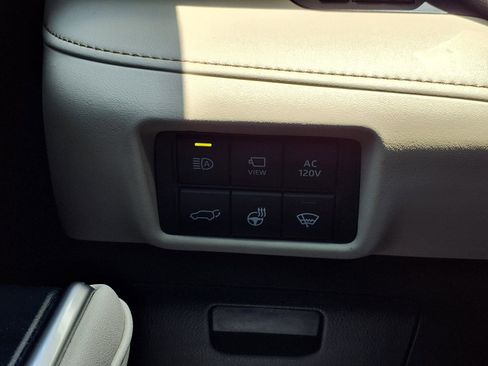 Used 2021 Toyota Highlander Limited FWD image 11