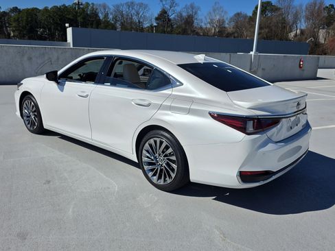 Used 2024 Lexus ES 300h w/ Luxury Package image 3
