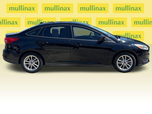 Used 2018 Ford Focus SE FWD image 2