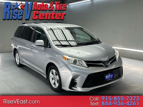 Used 2018 Toyota Sienna LE w/ Carpet Mat Package FWD image 1