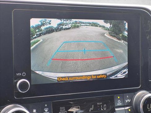 Used 2024 Toyota Highlander LE FWD image 12
