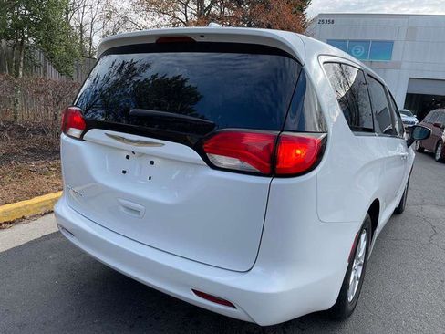 Used 2017 Chrysler Pacifica LX image 36