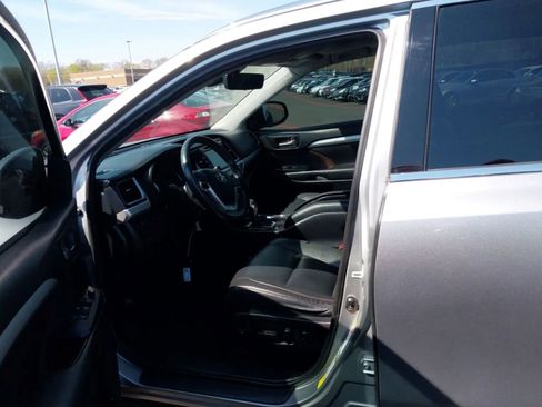 Used 2019 Toyota Highlander XLE image 3