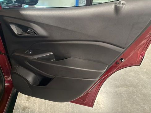 Used 2025 Chevrolet Trax LT w/ LT Convenience Package image 34
