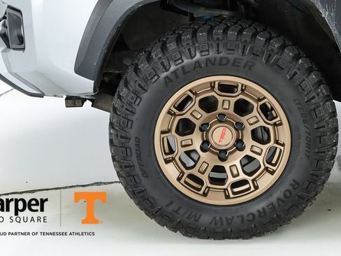 Used 2019 Toyota Tacoma TRD Off-Road w/ Technology Package AWD/4WD image 5