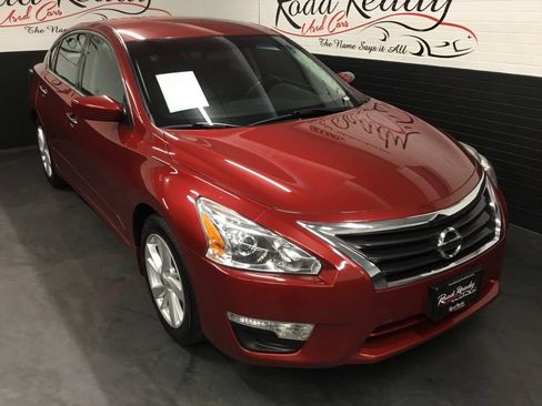 Used 2014 Nissan Altima 2.5 SV image 2