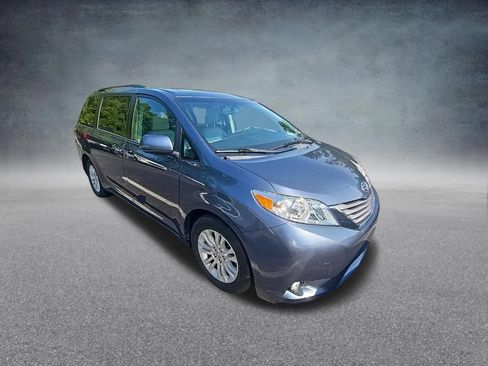 Used 2017 Toyota Sienna XLE Premium FWD image 7