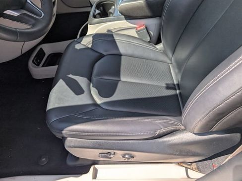 Used 2024 Chrysler Pacifica Touring-L FWD image 17