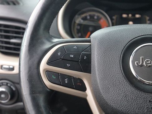 Used 2017 Jeep Cherokee Latitude w/ Cold Weather Group AWD/4WD image 14