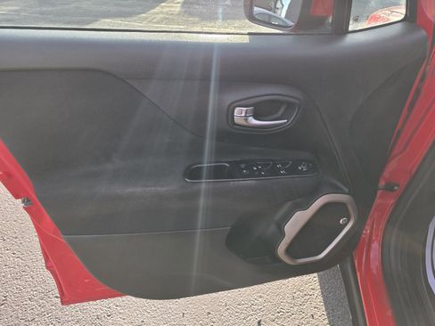 Used 2016 Jeep Renegade Latitude w/ Cold Weather Group FWD image 9