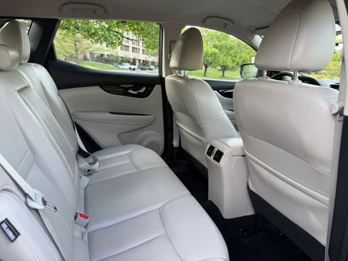 Used 2022 Nissan Rogue Sport SL image 3