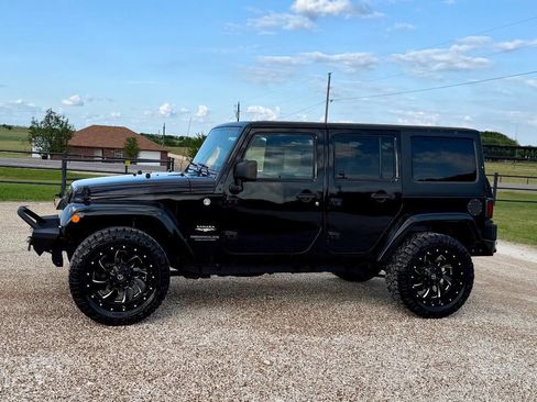 Used 2015 Jeep Wrangler Unlimited Sahara w/ Max Tow Package AWD/4WD image 4