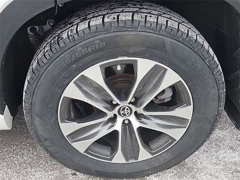 Used 2023 Toyota Highlander XLE image 8