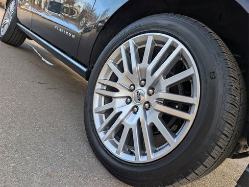 Used 2024 Ford Expedition Platinum image 9