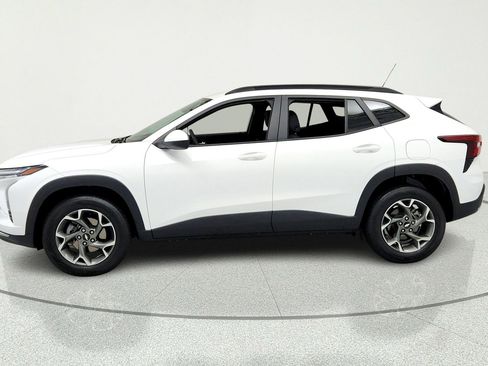Used 2024 Chevrolet Trax LT FWD image 2