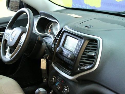 Used 2017 Jeep Cherokee Sport image 12