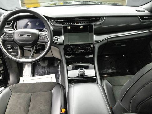 Used 2023 Jeep Grand Cherokee Altitude image 34