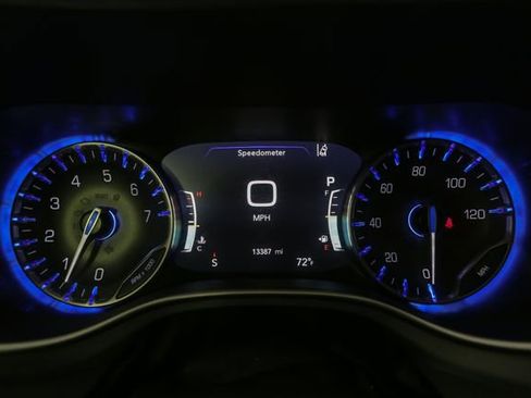 Used 2022 Chrysler Pacifica Touring-L w/ Uconnect Theater Family Group AWD/4WD image 37