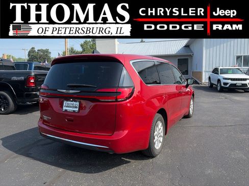 Used 2025 Chrysler Pacifica Select FWD image 8