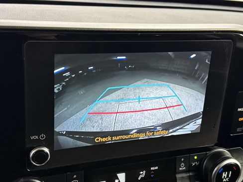 Used 2023 Toyota Highlander L image 23