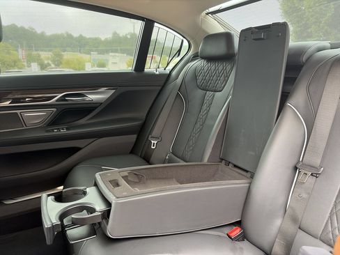 Used 2022 BMW 750i xDrive w/ Executive Package AWD/4WD image 33
