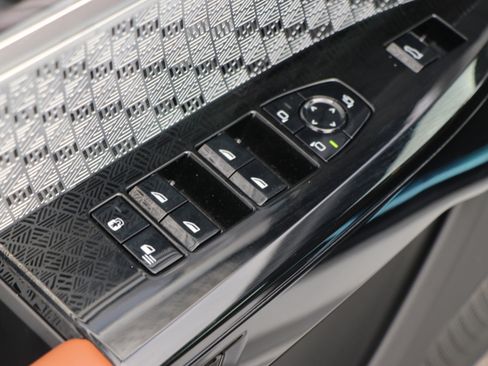 Certified 2025 BMW 740i xDrive AWD/4WD image 27