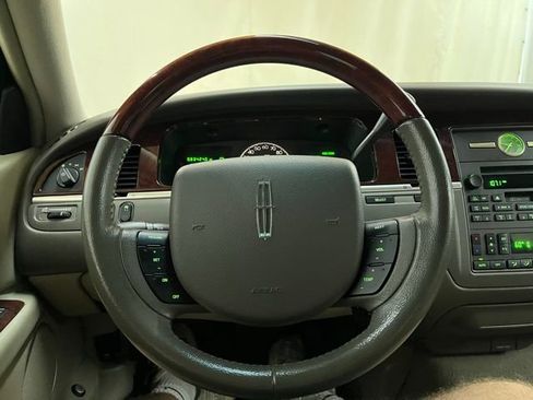 Used 2005 Lincoln Town Car Signature Limited RWD image 38