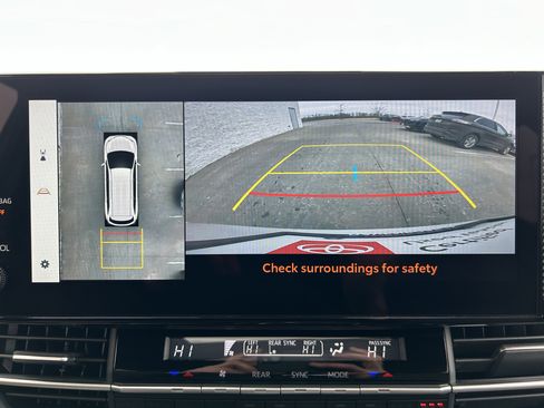 Used 2025 Toyota Sienna Platinum image 33