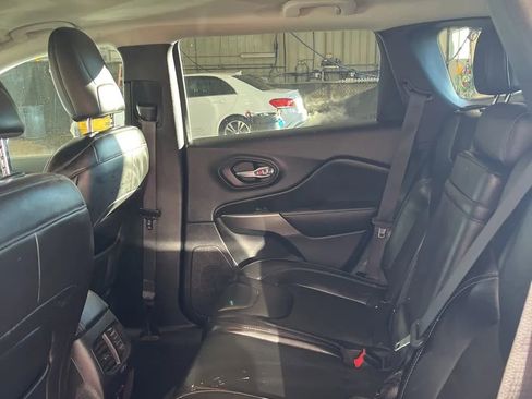 Used 2019 Jeep Cherokee Latitude Plus w/ Cold Weather Group image 10