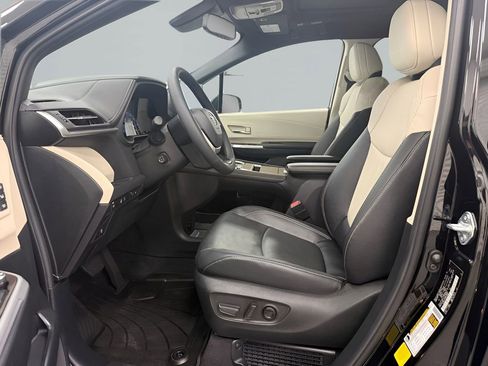 Used 2025 Toyota Sienna Platinum AWD/4WD image 28