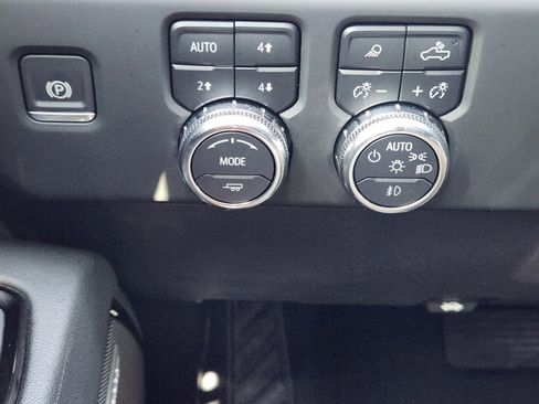 Used 2024 GMC Sierra 1500 AT4 w/ Technology Package AWD/4WD image 18