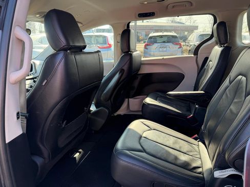 Used 2018 Chrysler Pacifica Touring-L w/ Tire & Wheel Group image 12
