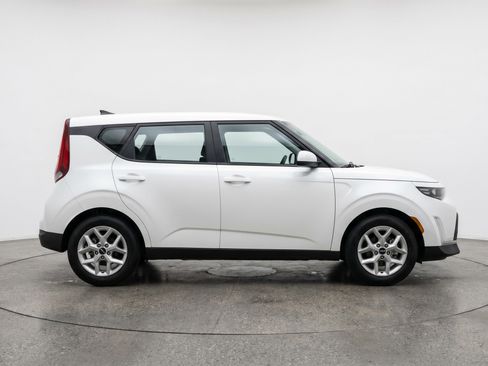 Used 2025 Kia Soul LX w/ LX Technology Package FWD image 11