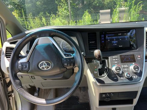 Used 2016 Toyota Sienna XLE AWD/4WD image 8