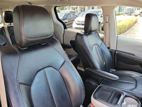 Used 2020 Chrysler Voyager Lxi FWD image 21