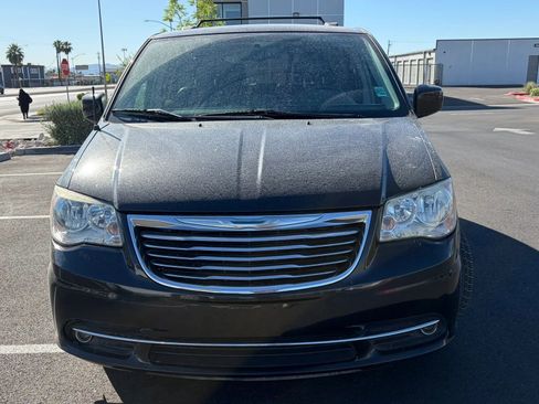 Used 2015 Chrysler Town & Country Touring FWD image 2