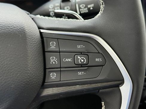 Used 2024 Jeep Grand Cherokee L Altitude AWD/4WD image 17