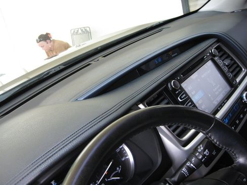 Used 2017 Toyota Highlander XLE AWD/4WD image 20