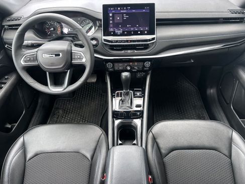 Used 2025 Jeep Compass Latitude w/ Convenience Group AWD/4WD image 3