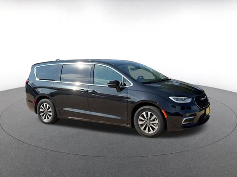 Used 2023 Chrysler Pacifica Touring-L FWD image 2