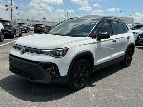 Used 2025 Volkswagen Taos SE FWD image 7