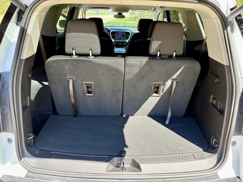 Used 2023 GMC Acadia SLE w/ Driver Convenience Package FWD image 17