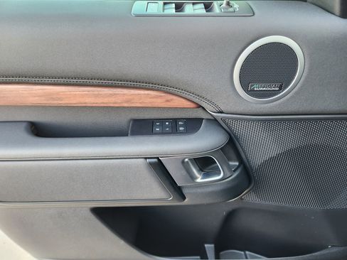 Certified 2025 Land Rover Discovery S image 24